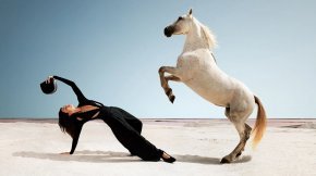 STELLA MCCARTNEY APRESENTA NOVA CAMPANHA 'POWER HORSE'